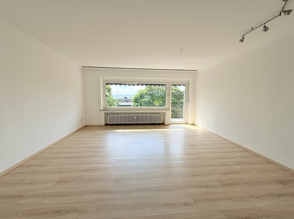 Wohnzimmer mit Zugang zum Südbalkon