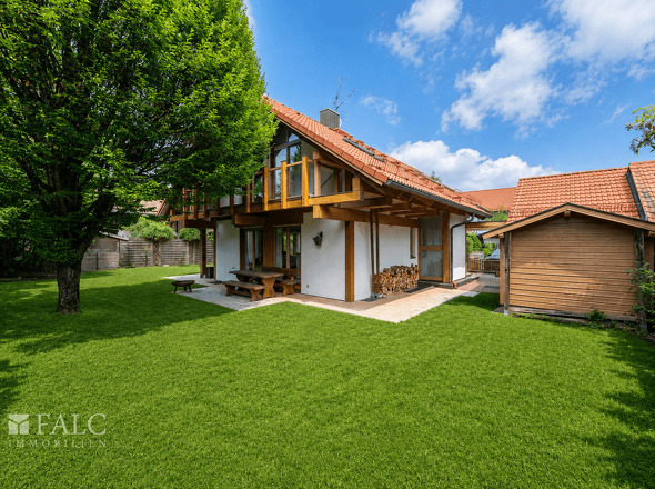 Gebäude mit Garten und Schupfen schräg optimiert