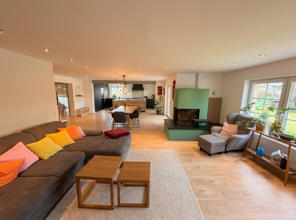 EG_Blick vom Wohn- und Esszimmer in Richtung Küche mit EBK
