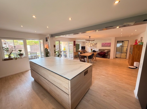 EG_Blick von Küche ins Wohn-und Esszimmer