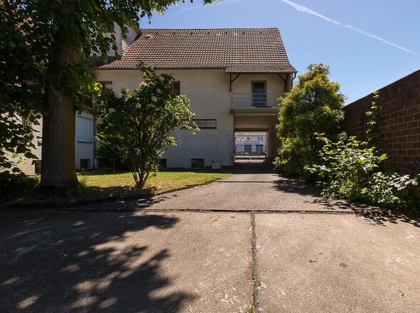 Außenansicht m. Blick R. Durchfahrt Hauptgeb.