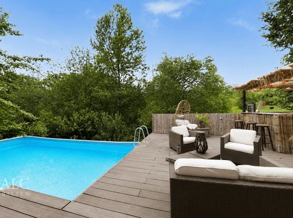 Terrasse mit Pool