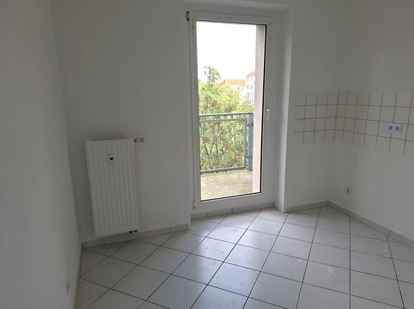 Küche mit ZUgang zum Balkon