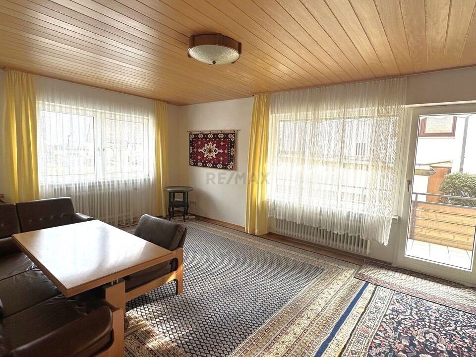 Wohnzimmer mit Zugang zum Balkon