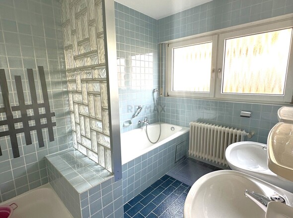 Badezimmer mit Dusche und Badewanne