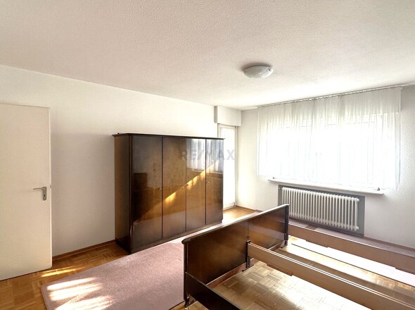 Schlafzimmer mit Zugang zum Balkon