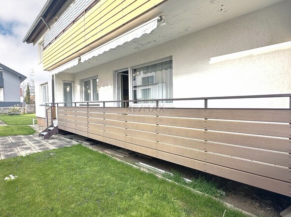 Blick vom Garten auf den Balkon