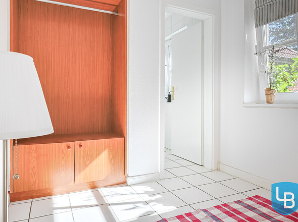 Flur mit Zugang zur Gästetoilette