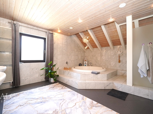 Großes modernes Badezimmer