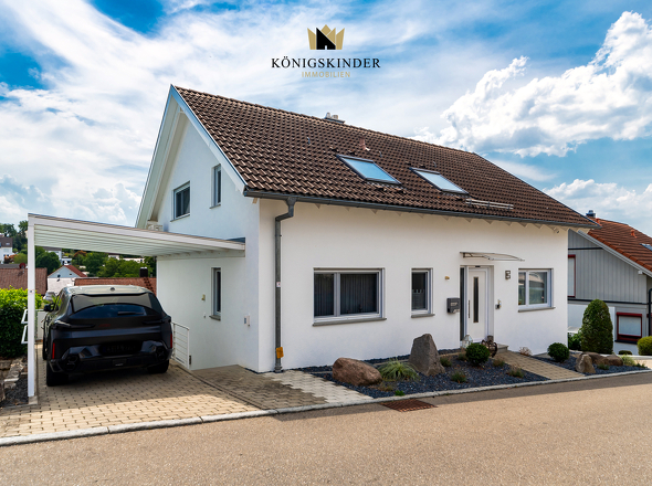 Zugang zum Haus mit Carport
