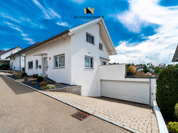 Außenansicht mit Doppelgarage