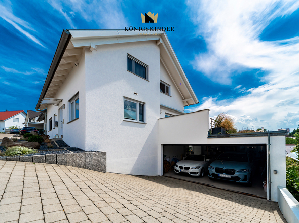 Außenansicht mit Doppelgarage