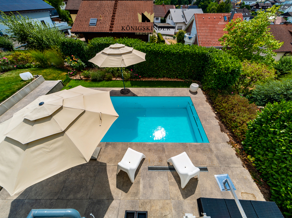 EG-Terrasse mit Ausblick auf Pool und Garten