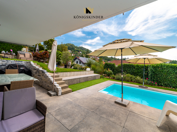 Terrasse ELW mit Zugang zum Poolbereich