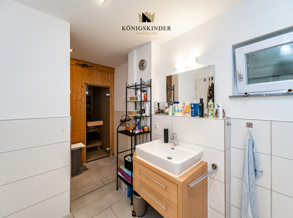 ELW Badezimmer mit Zugang Sauna