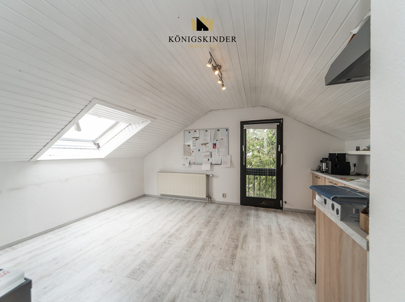 Wohnzimmer mit Einbauküche Dachgeschoss