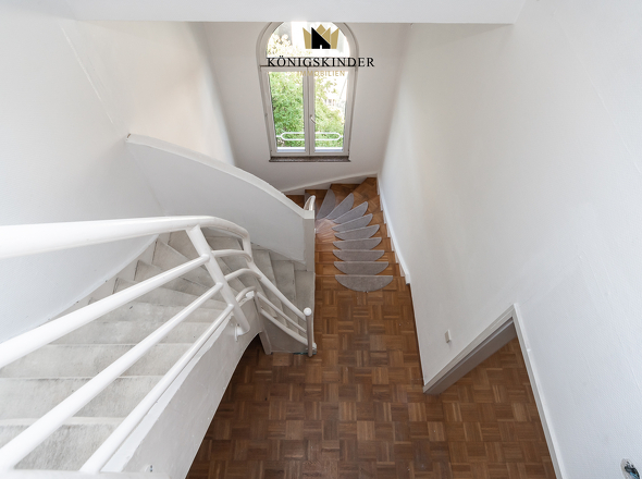 mit Panorama-Treppe