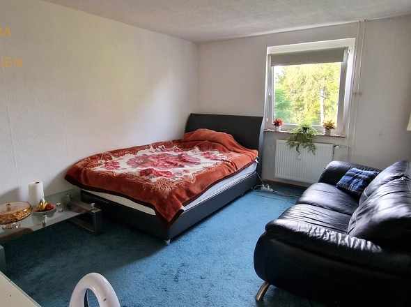 Großes Zimmer mit Blick in den Garten