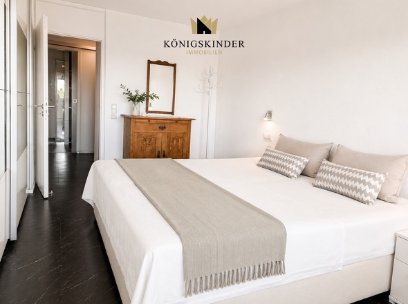 Helles, großzügiges Schlafzimmer mit harmonischem Ambiente.