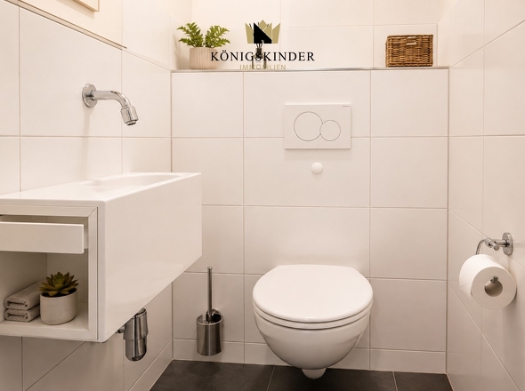 Separates, modern gestaltetes WC – hell und gepflegt.