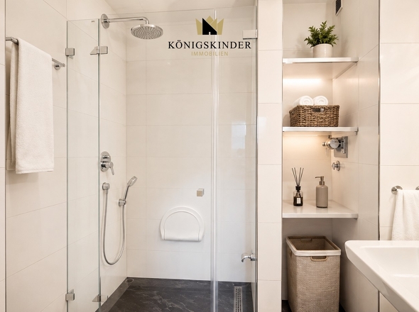 Stilvolles Badezimmer mit komfortabler Dusche und moderner Ausstattung.
