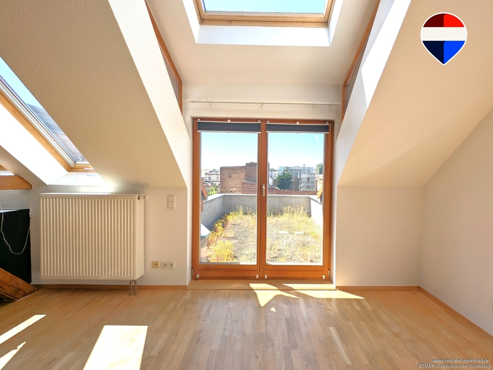 Wohnzimmer mit großem Terrassenfenster