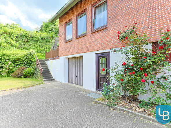 Zugang zur Terrasse, dem Garten, der Garage und dem Kellergeschoss