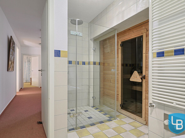 ... mit Sauna im EG