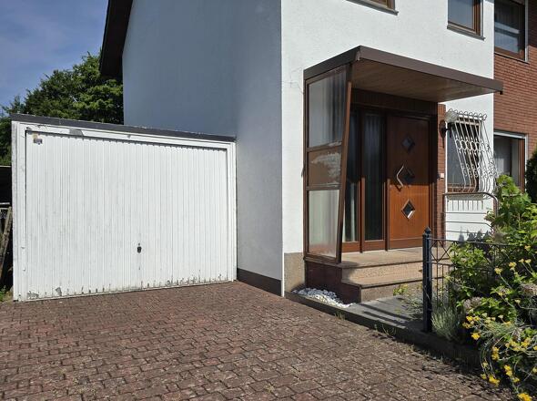 Garage und Eingang