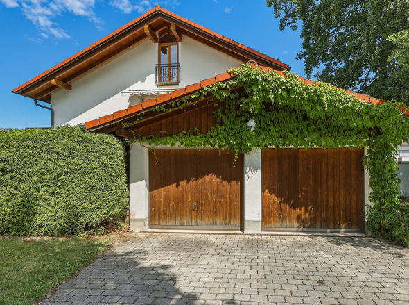 Hausansicht + Garage