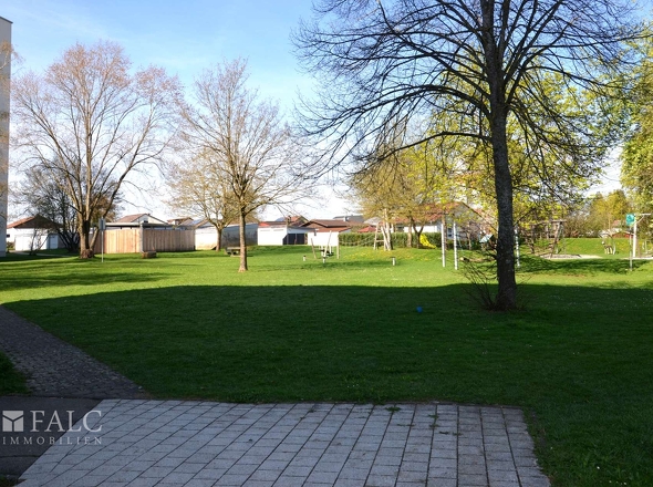 Aussenanlage Spielplatz und Grünfläche