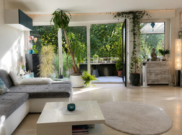 Großzügiger Wohnbereich mit offener Balkonsituation und grünem Ausblick