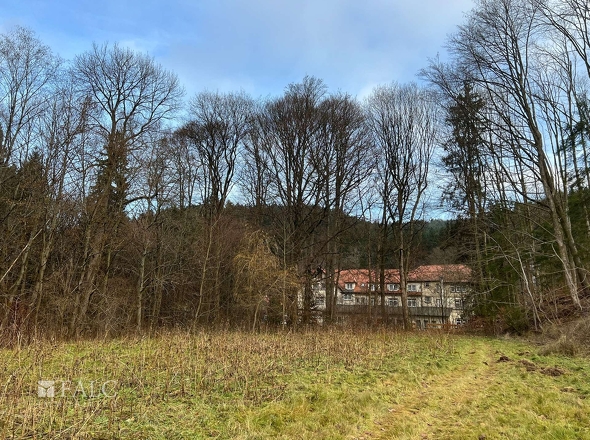 Grundstück mit Hotel im Hintergrund