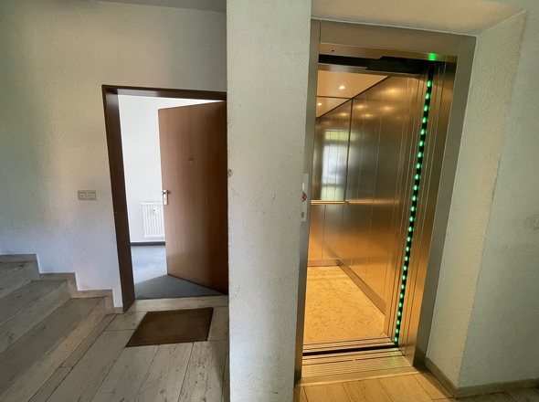 Wohnungseingang und Personenaufzug