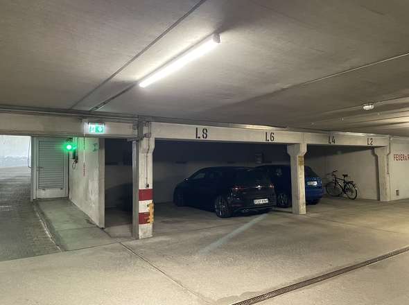 Tiefgaragenstellplatz neben Ein-/Ausfahrt