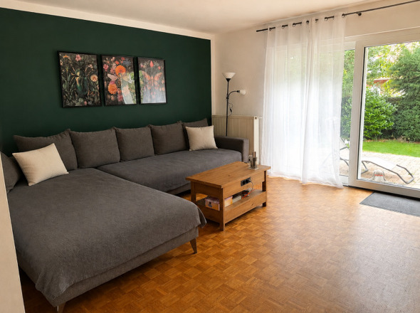 Wohnbereich mit Zugang zur Terrasse