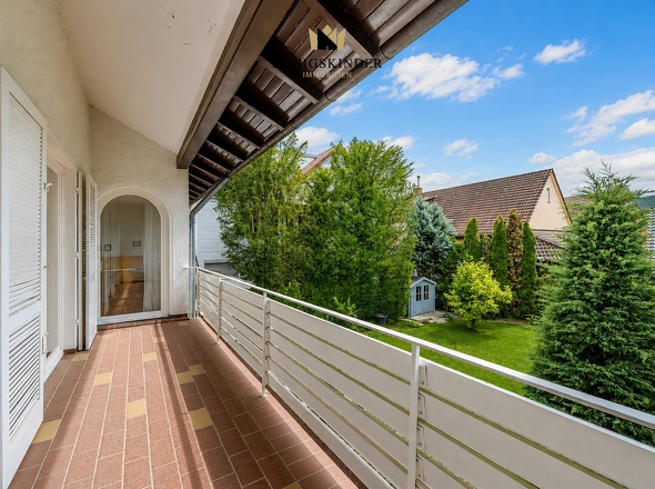 Lieblingsplatz im Freien – Südbalkon mit Gartenblick.