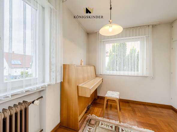 Ein kleiner Raum mit vielen Möglichkeiten – ideal als Ankleide oder Homeoffice.