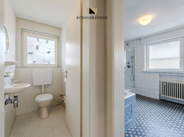 Viel Platz für neue Ideen – Badezimmer mit Wanne und Dusche.