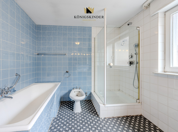 Eine gute Basis für Ihr zukünftiges Traumbad – mit Wanne und Dusche.