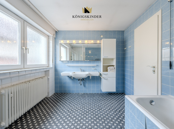 Badezimmer mit guter Raumaufteilung und Potenzial für eine moderne Neugestaltung.
