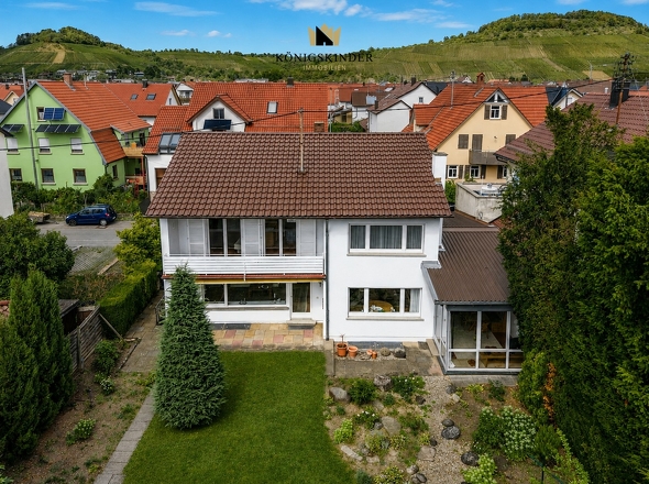 Ein Zuhause im Grünen – die Gartenseite aus luftiger Perspektive.