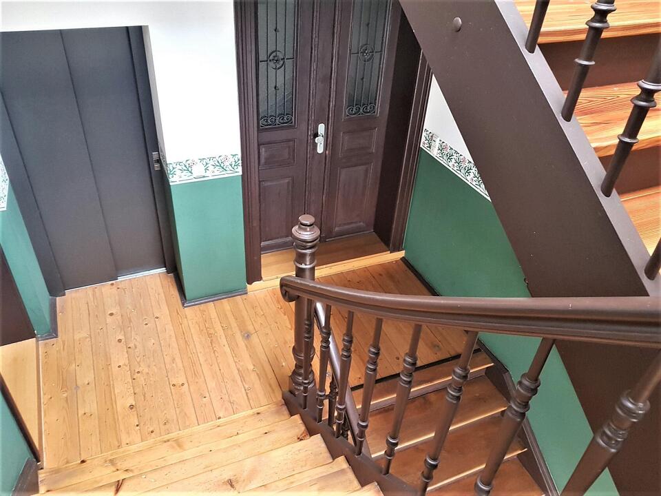 gepflegtes Treppenhaus mit Fahrstuhl
