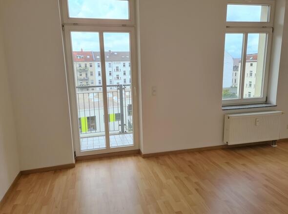 Schlafzimmer mit Zugang zum Balkon