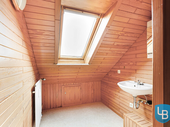 Separate Toilette im Dachboden