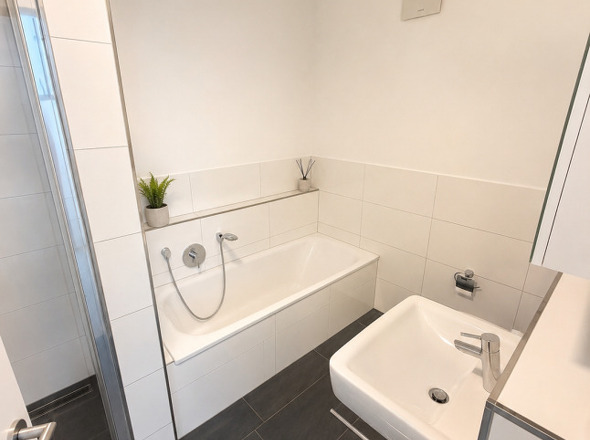 Bad mit Dusche und Badewanne