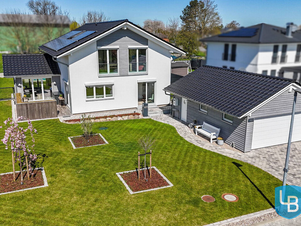 Einfamilienhaus mit  Doppelgarage und zwei Außenstellplätzen