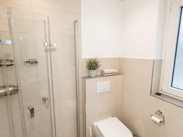 Gäste-WC mit zusätzlicher Dusche