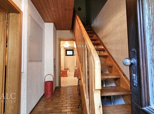 Flur mit Treppe (Haus 2)