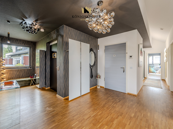 Der Eingangsbereich liegt zentral in der Wohnung. 